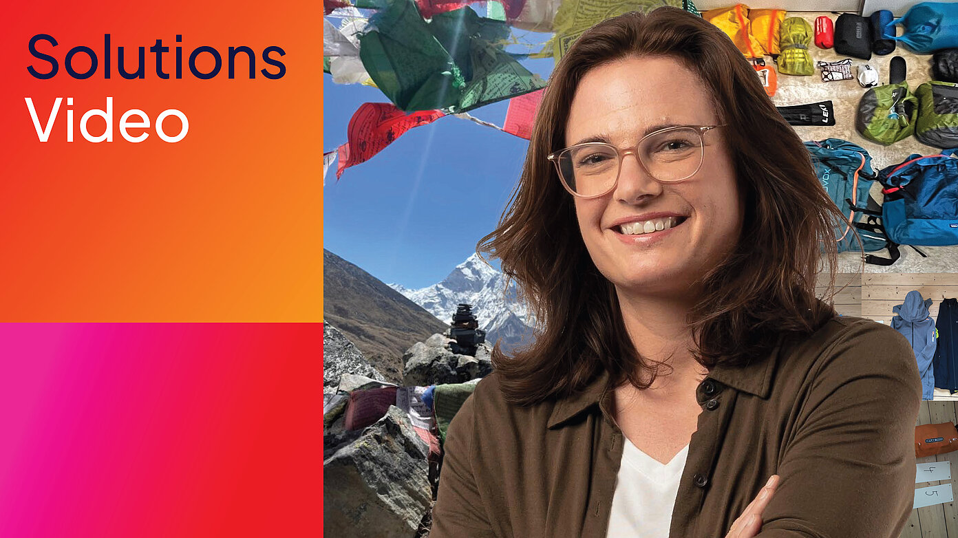 Anisha steht lächelnd vor einem Everest‑Hintergrund mit Ausrüstung – Bild zur Projektplanungs‑Videoserie