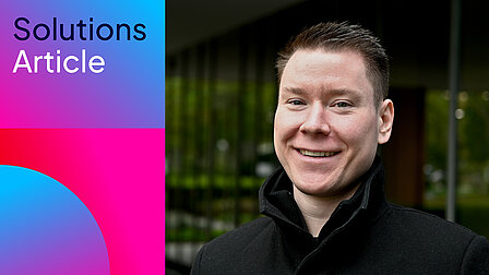 Lukas berichtet im Interview über seine Rückkehr zur FI-SP als Software Engineer Lukas, Senior Software Engineer bei FI-SP, nach seiner Rückkehr im Porträtbild draußen fotografiert
