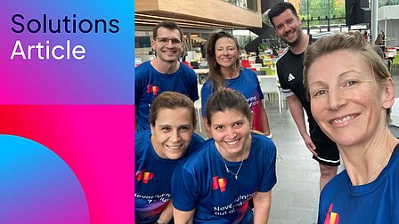 Sechs FI-SP Kolleginnen und Kollegen in Laufshirts lächeln beim FI Tower Run in Frankfurt.