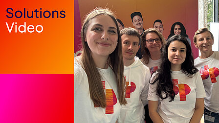Fünf Mitarbeitende der FI‑SP am Messestand, lächelnd im Team-T-Shirt mit Solutions-Design. 