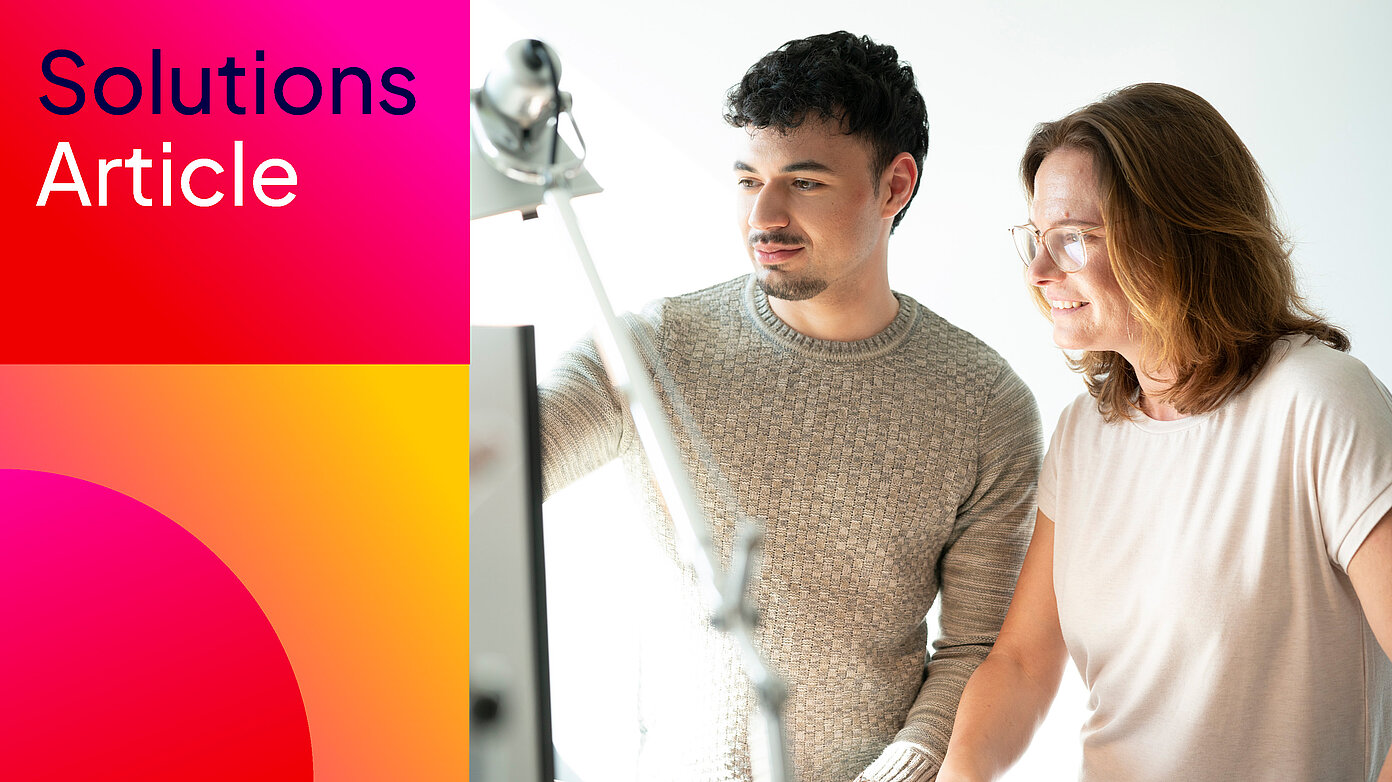 Zwei Mitarbeitende am Bildschirm: Ausbildung und duales Studium bei der FI-SP.