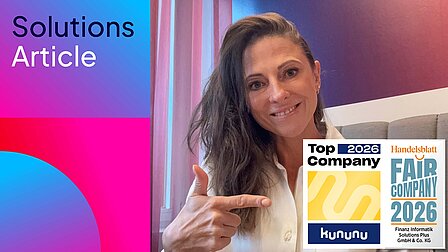 Mitarbeiterin der FI-SP zeigt Arbeitgeber-Siegel Top Company 2026 von kununu und Fair Company Auszeichnung