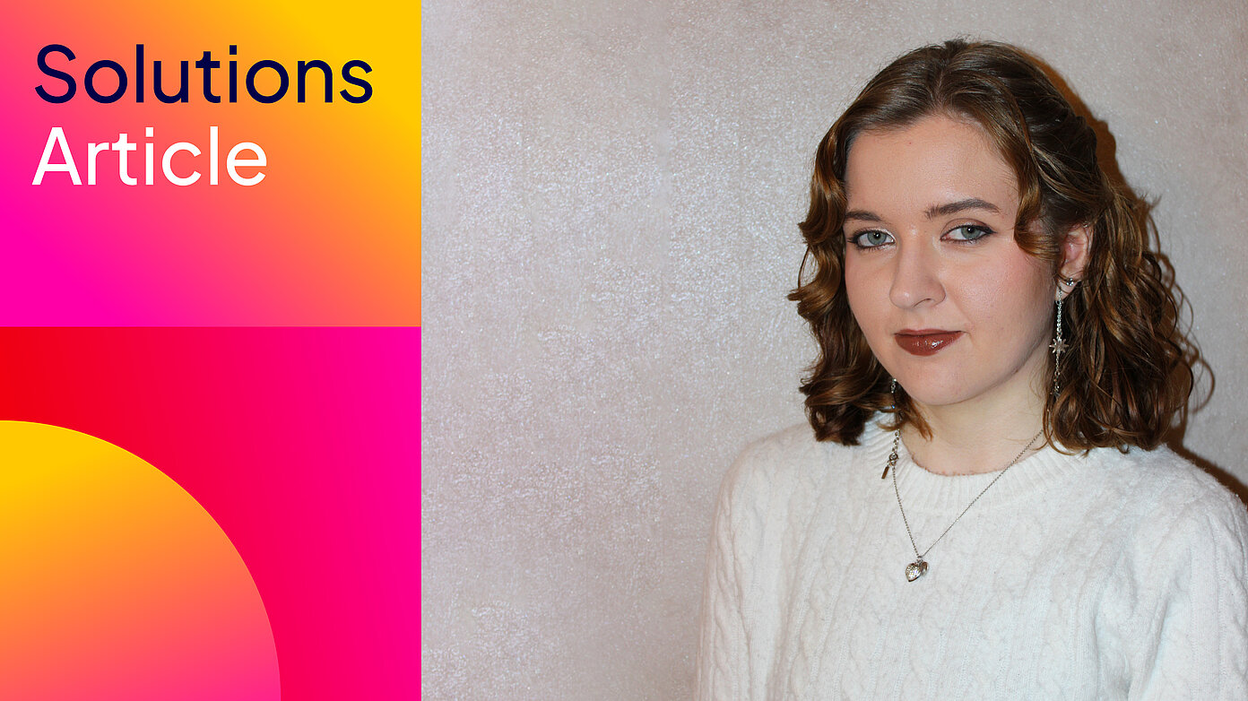 Michelle – Anwendungsbetreuerin bei der FI SP im Bereich Geldwäscheprävention. Portrait einer jungen Frau vor heller Wand, daneben „Solutions Article“-Grafik in Pink-Orange-Verlauf.