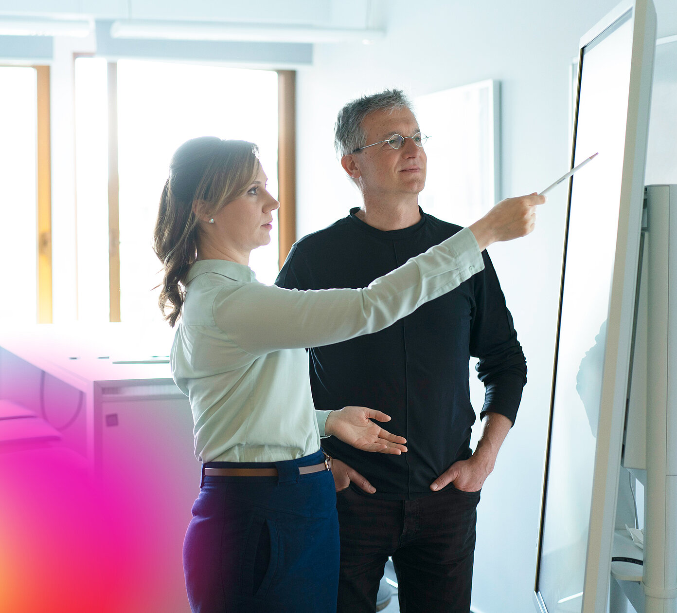 zwei Mitarbeitende der FI-SP besprechen am Whiteboard eine IT-Lösung fürs Banking.