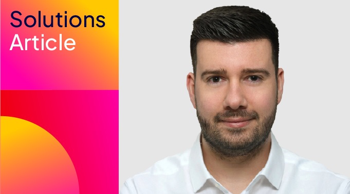 Porträt von Patrick vor hellem Hintergrund; im Solutions-Article-Design zum Beitrag Weiterbildung bei der FI-SP.